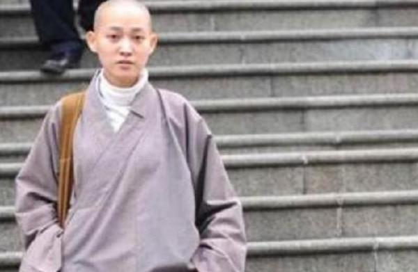 鄒宜均：因30萬被母親2次送入精神病院，得救後釋然，剃度出家