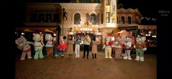 劉詩詩美成迪士尼公主！雪夜露天鵝頸不怕凍，卻被玲娜貝兒搶風頭