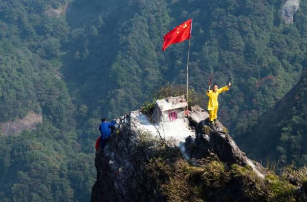 峭壁飛人鄒在宏:818米懸崖為人代燒“龍頭香”,最多一天賺2萬 峭壁飛人鄒在宏:818米懸崖為人代燒“龍頭香”,最多一天賺2萬