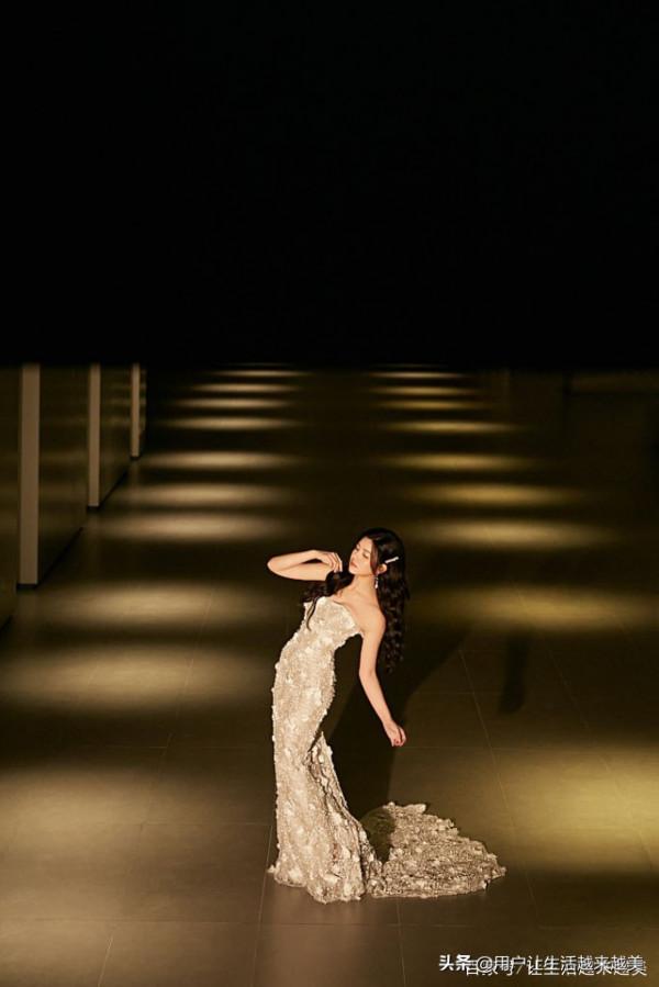 陳妍希一襲露肩長裙仙氣飄飄