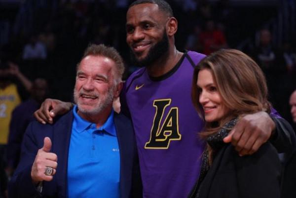 眾所周知施瓦辛格又高又壯,但站在NBA球星旁邊 他就是弟弟 眾所周知施瓦辛格又高又壯,但站在NBA球星旁邊 他就是弟弟