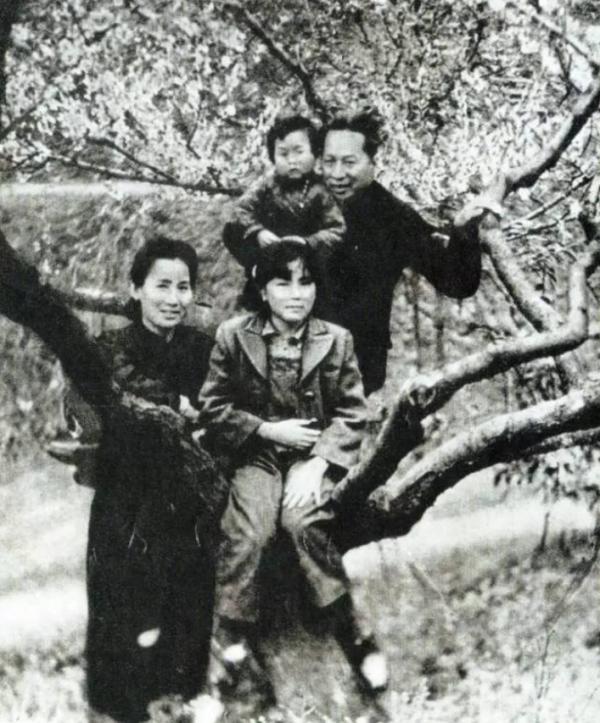 葉挺之妻李秀文，因顏值超高被稱校花，18歲時嫁葉挺二人共育9子