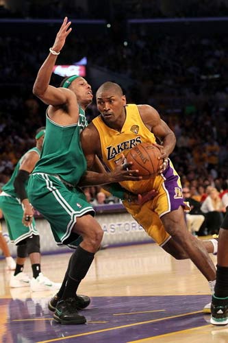 羅恩阿泰斯特,NBA中的奇男子,是刺頭更是硬漢 羅恩阿泰斯特,NBA中的奇男子,是刺頭更是硬漢