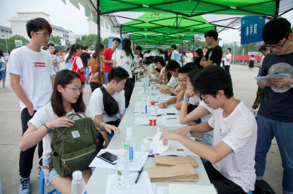 父母的行為給孩子帶來怎麼樣的心理,你們會覺得自己父母丟臉嗎? 父母的行為給孩子帶來怎麼樣的心理,你們會覺得自己父母丟臉嗎?