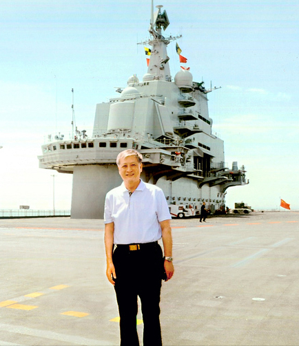 賀龍獨子力排眾議，委託商人為祖國買下航母：這是中國唯一的機會