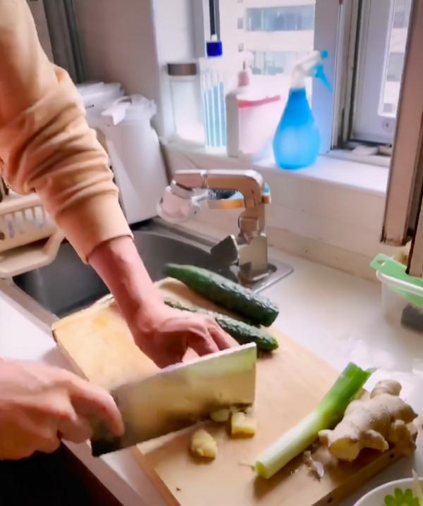 63歲馮鞏陪哥嫂過中秋,親自下廚飯菜樸素,外孫女長相似複製貼上 63歲馮鞏陪哥嫂過中秋,親自下廚飯菜樸素,外孫女長相似複製貼上