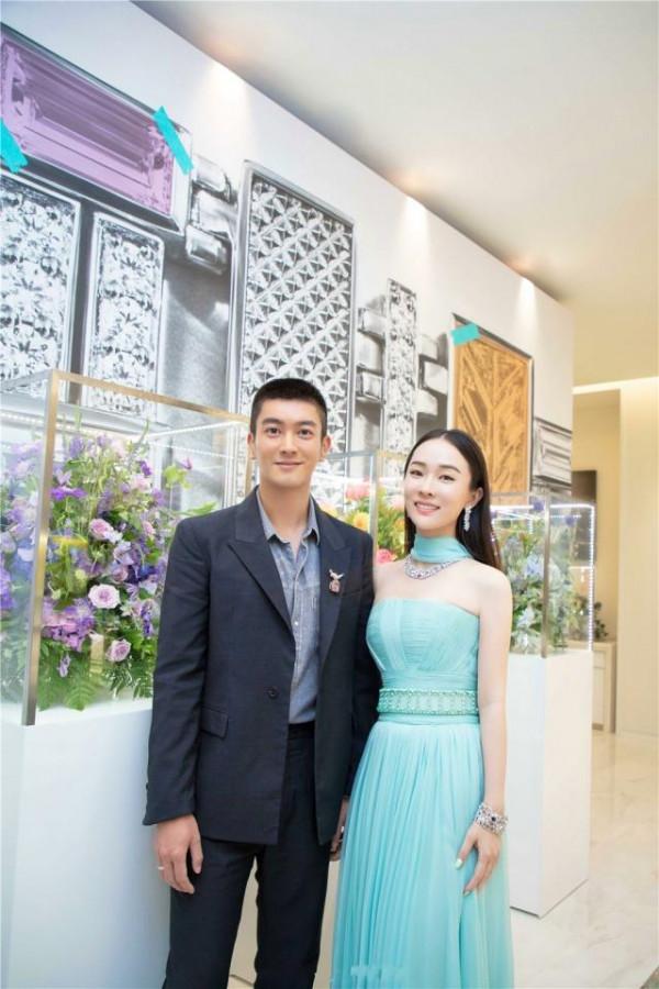 霍思燕攜杜江甜蜜亮相，穿一襲抹胸長裙仙氣十足，美得不像39歲