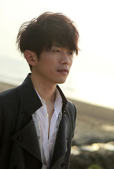 退學替家人還債，一首歌紅遍大江南北，張棟樑為何在巔峰時隱退？