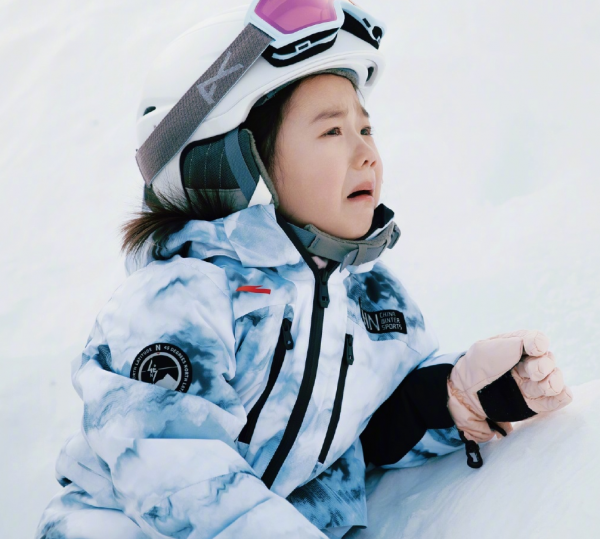 董璇帶著女兒滑雪！90後男友疑似同行，5歲小酒窩摔地上委屈落淚