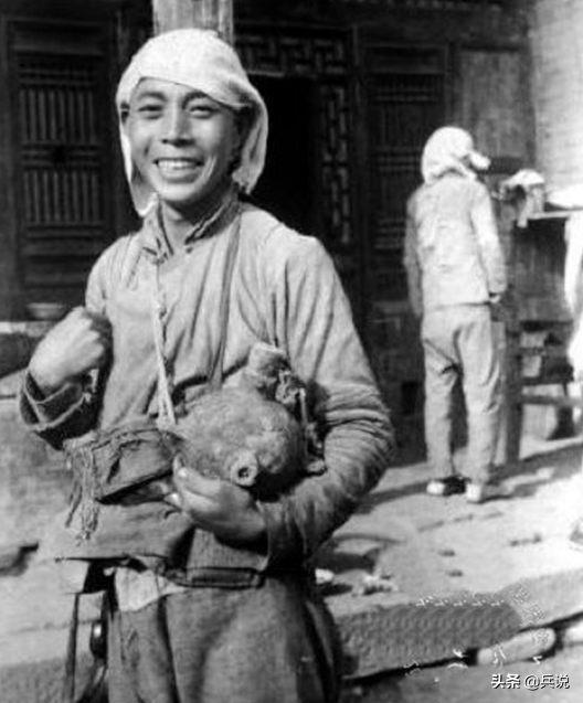 日軍開啟地雷，頓時臭氣熏天，莫名其妙一看，地雷破裂糞濺一身