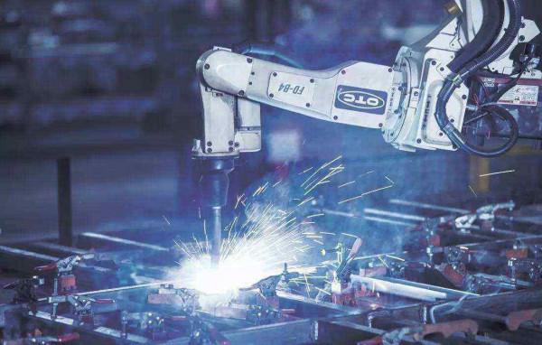 總算有人敢說實話了？英國前官員承認，被迫配合美國打壓中國華為