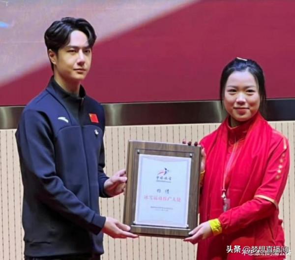 劉濤曬照為冬奧加油，和楊倩同框一點不顯老，合影裡還有黃子韜