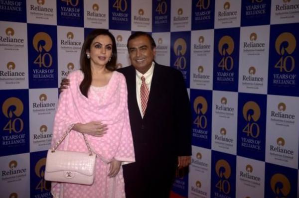 印度首富夫人住27層高樓有600個傭人,穿滿鑽禮服,掛祖母綠鼻環 印度首富夫人住27層高樓有600個傭人,穿滿鑽禮服,掛祖母綠鼻環