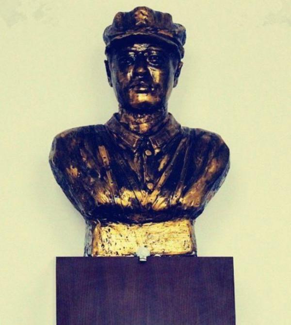 炸彈落到毛主席身邊，警衛員捨命保護，犧牲後主席落淚，他是誰？