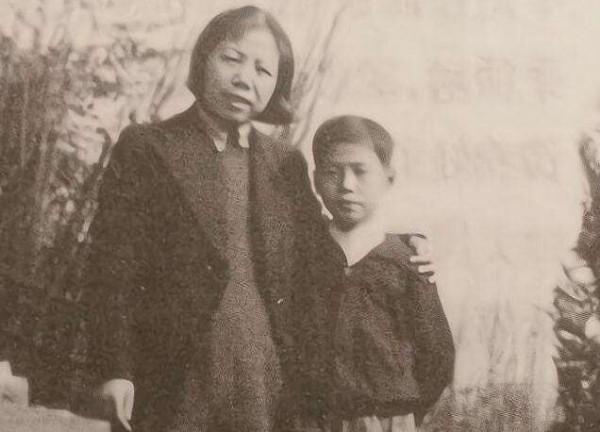 他是趙世炎，職位比周總理還高，犧牲時26歲，外甥很牛，人人皆知