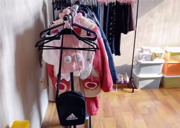 一對95後小情侶，為省錢不裝修直接住毛坯房，網友：真的服氣