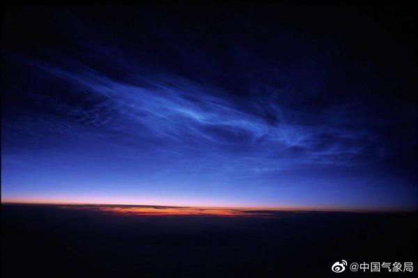 難得一見的奇美雲彩“夜光雲”