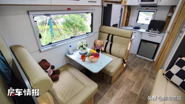 全鋁車身房車來了,小頂造型透過性好,比競品多一張床能住更多人 全鋁車身房車來了,小頂造型透過性好,比競品多一張床能住更多人