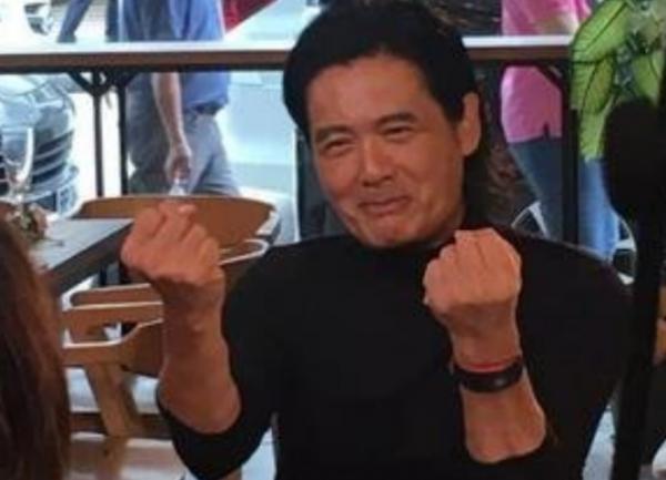 為慈善裸捐56億，66歲無兒無女，“賭神”周潤發憑什麼火了41年？