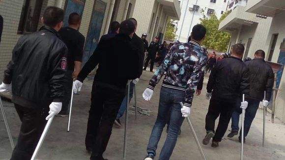 貴州黑老大伏法記：靠壟斷生豬市場發財，家中藏60多把管制刀具