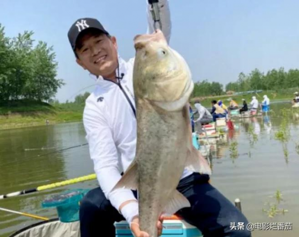 90年代放棄20萬年薪專職釣魚，“中國釣王”鄧剛，現在怎麼樣了？