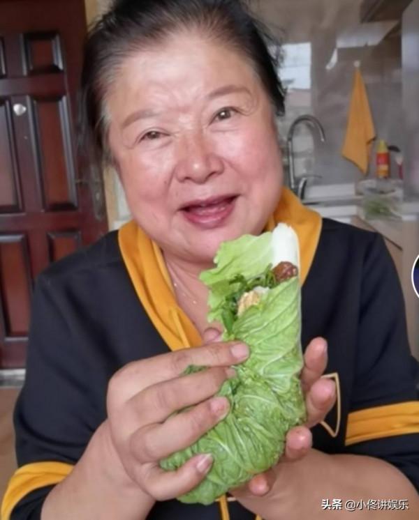 70歲的“大辣椒”近況曝光！手捧飯包吃得正香，素顏出面被指太老