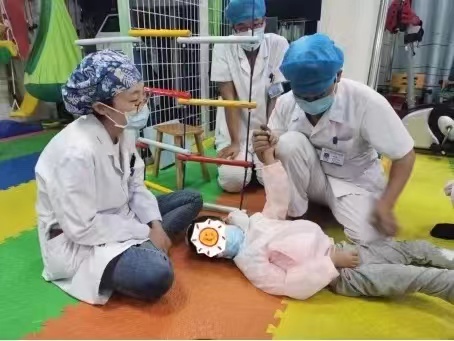 “天價藥”納入醫保，河南SMA患兒父親喜極而泣：向死而生，奔赴光明