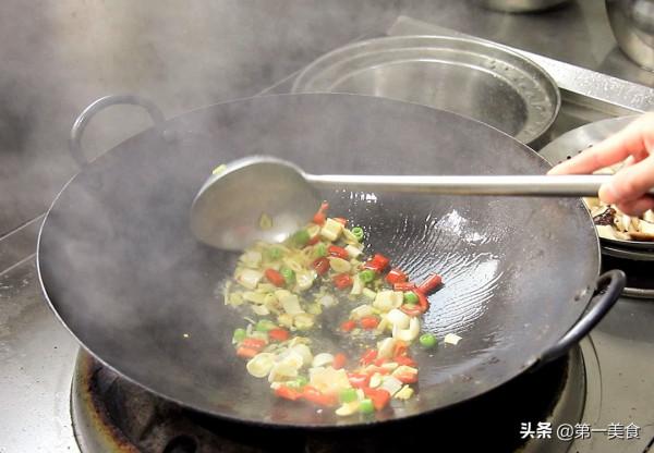 大廚分享飯店“蠔油燒三菌”做法，這個小技巧很重要，脆嫩爽滑