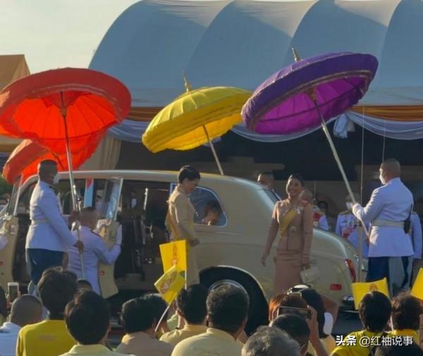 蘇提達令泰王目不轉睛，滿天星髮飾又美又仙，比頭戴王冠都驚豔