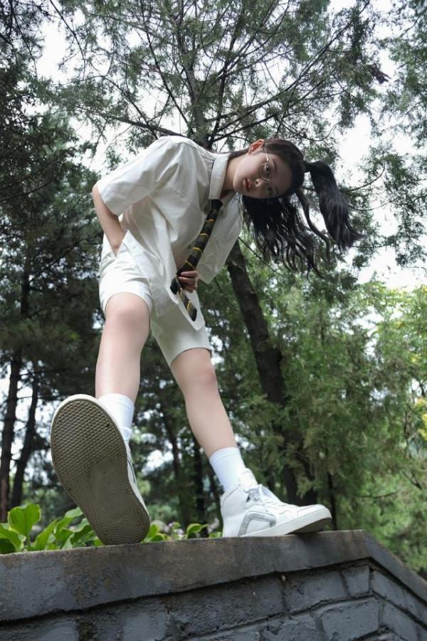 傅菁也是個“腿精”,穿襯衫短褲腿又細又長,戴眼鏡清純氣質依舊 傅菁也是個“腿精”,穿襯衫短褲腿又細又長,戴眼鏡清純氣質依舊