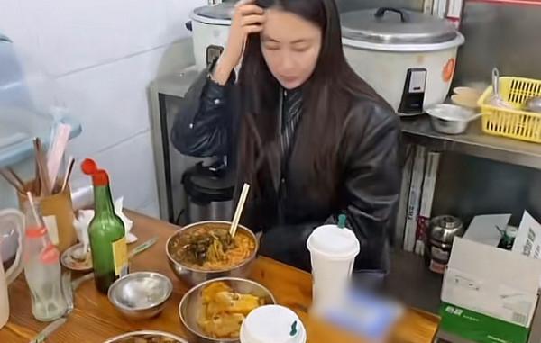 40歲馬蘇素顏現身路邊攤，大口吃8塊錢魚粉，不戴口罩被路人無視