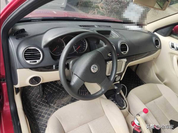 報價2萬塊的大眾朗逸，掀開地膠竟發黴長毛，車主讓價一千成交