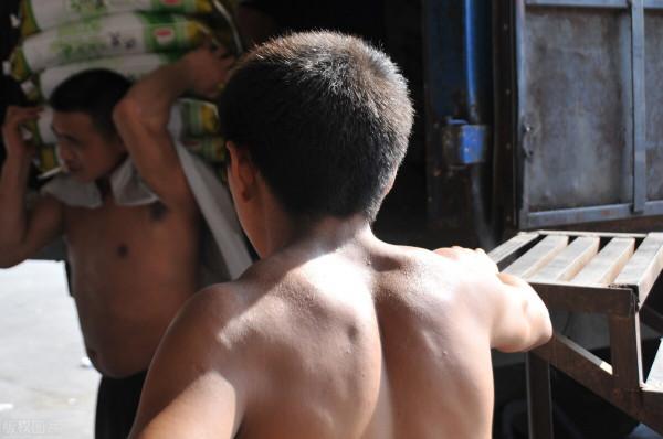 丈夫癌症晚期，妻子卻全款買了輛賓士，妻子：再不買恐怕就晚了