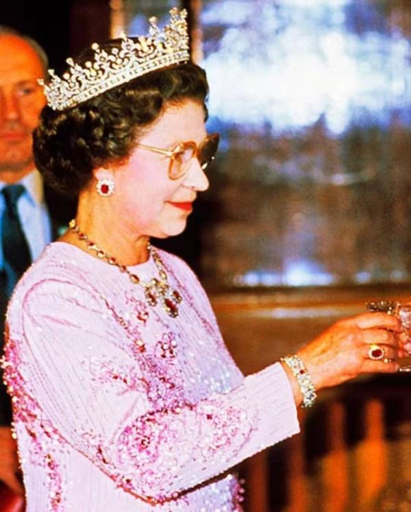 英女王的手鍊好精美，有條十幾歲就開始戴，還有個在她一歲照片上