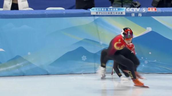 永不放棄！摔倒後奮起直追，中國隊晉級決賽