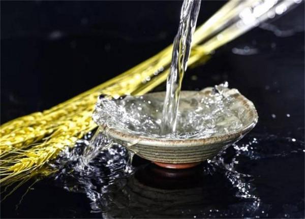 國內好喝不貴的3大&OpenCurlyDoubleQuote;裸瓶酒&rdquo;，都是純糧釀造，卻在超市無人問津