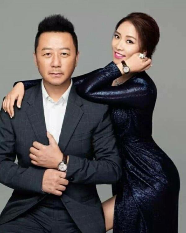 郭濤夫婦罕見同臺，小15歲老婆穿西裝端莊優雅，氣質不輸女明星