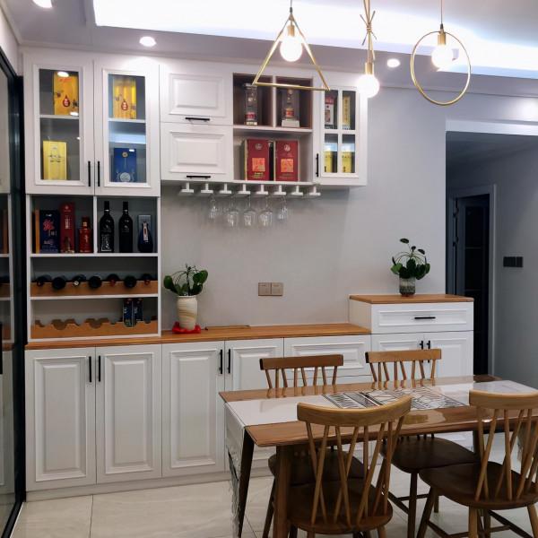 三居室新房，全屋寬敞又明亮，衣櫃裡“藏”衛生間還是頭一次見