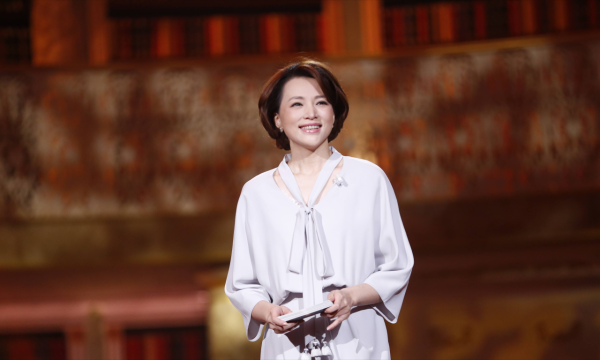 47歲周迅登央視談容貌焦慮！坦言曾動念想動臉，與董卿雙雙淚奔