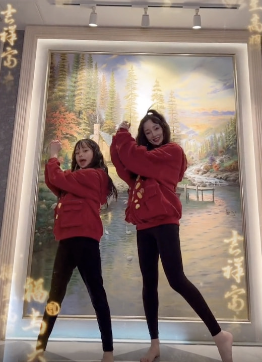 李小璐與女兒跳舞拜年，母女同款雙馬尾像姐妹花，甜馨越長越漂亮