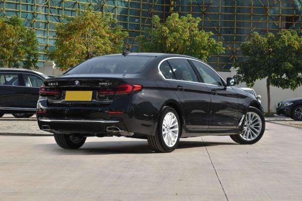 體驗最低配的寶馬5系，外觀漂亮、內飾精美，不摳標回頭率也很高