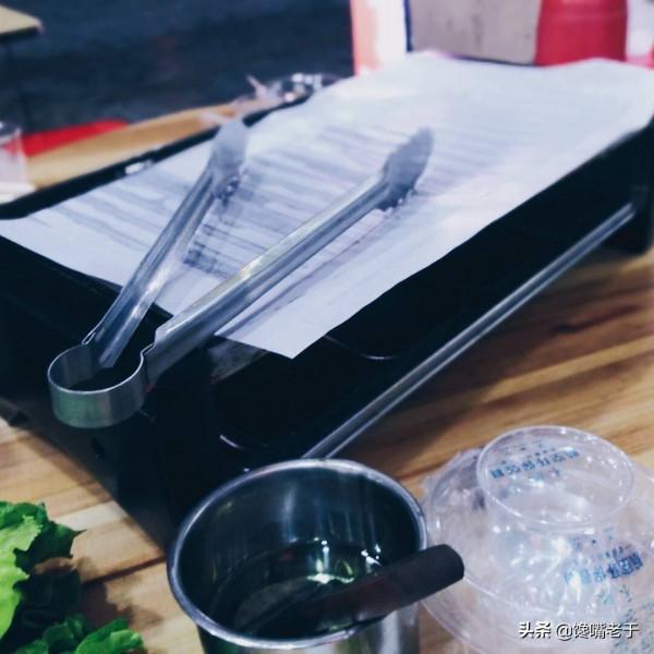 吃自助烤肉：服務員頻繁問你換烤紙不？實際有5種暗示，別不知道