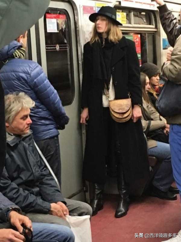 俄羅斯地鐵中的風景,“戰鬥民族”果然不一般 俄羅斯地鐵中的風景,“戰鬥民族”果然不一般