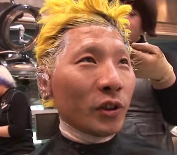 男子對黃顏色特別熱愛,十分痴迷,他的愛好讓人覺得不可思議 男子對黃顏色特別熱愛,十分痴迷,他的愛好讓人覺得不可思議