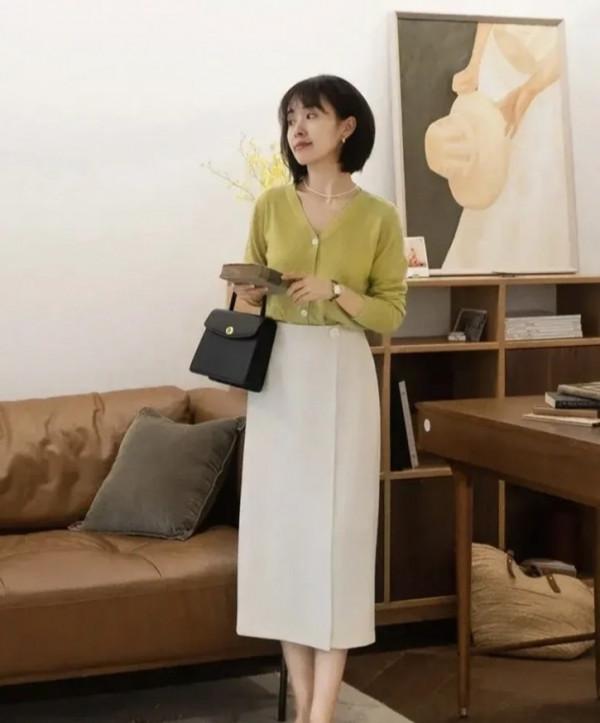 秋季有一種穿搭叫“針織衫+半裙”，簡單好看又舒服，優雅又舒服