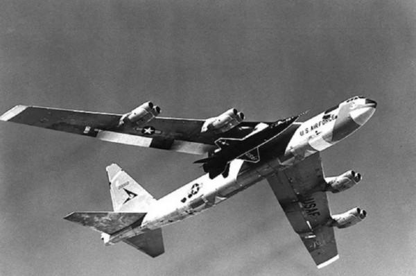 原子彈扔下45秒後爆炸，投彈的轟炸機是如何逃出生天的？