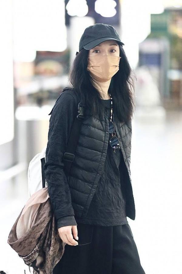 周迅走機場都穿老年背心了，穿的衣服都起皺起球，有這麼節儉？