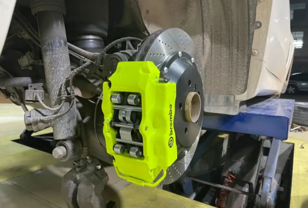 卡鉗安裝案例 | 17款寶馬X5升級佈雷博18Z前六後四卡鉗