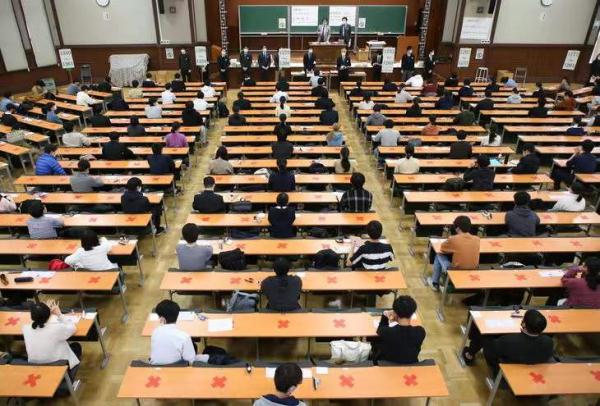 日本政府要求奧秘克戎密接者不得參加大學升學考試，引強烈爭議