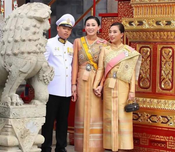 提幫功：長相神似泰王，雖生母被廢，智力也有缺陷，卻始終受寵